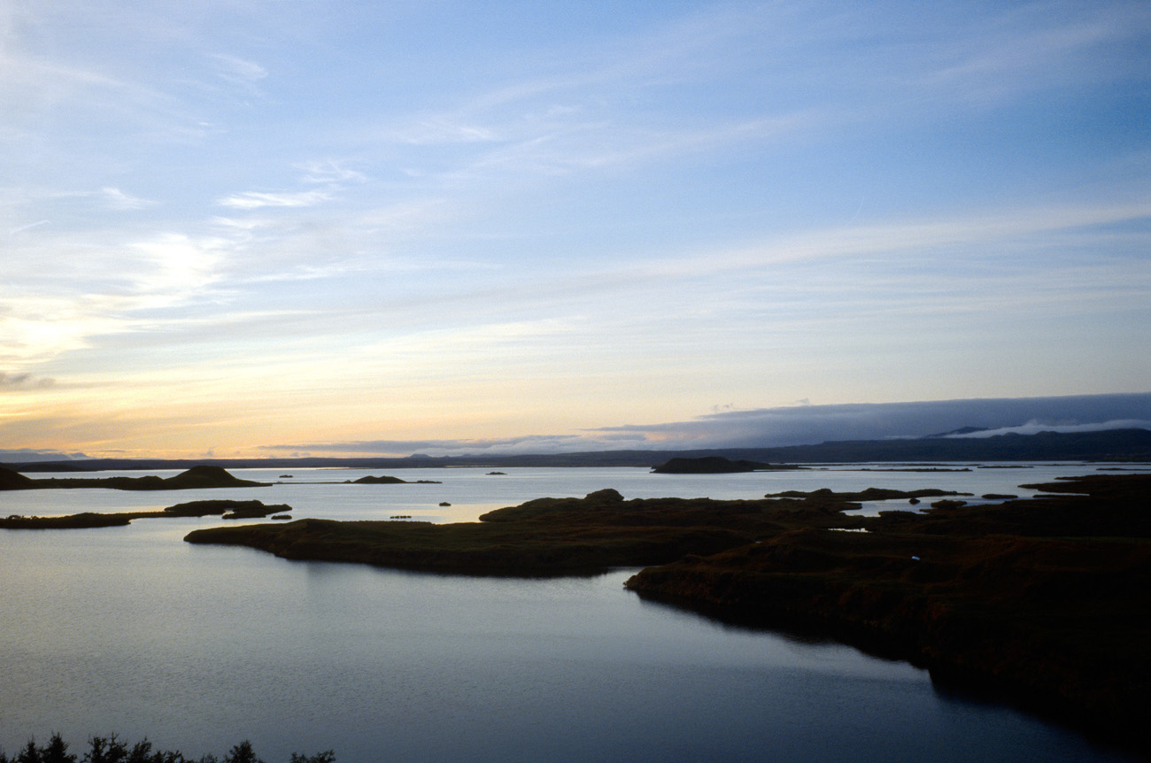 isl_248 myvatn.jpg - Islande Nord, août 2003 : lac Myvatn variations sur un crépuscule, à l'heure où les moucherons sont partis se coucher Kodak Ektachrome 100 G